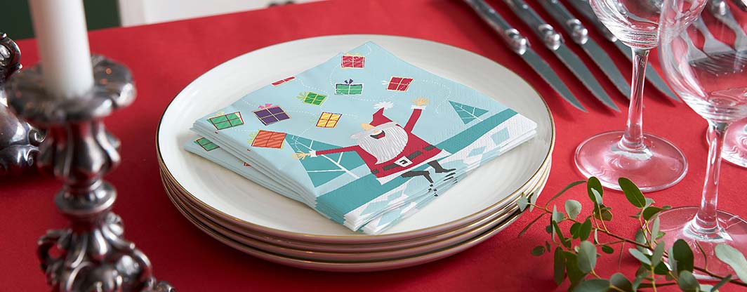 Dekorierter Tisch mit roter Tischdecke und Servietten mit Weihnachtsmann