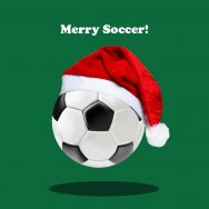 Servietten mit einem Fußball mit Weihnachtsmütze und grünem Hintergrund